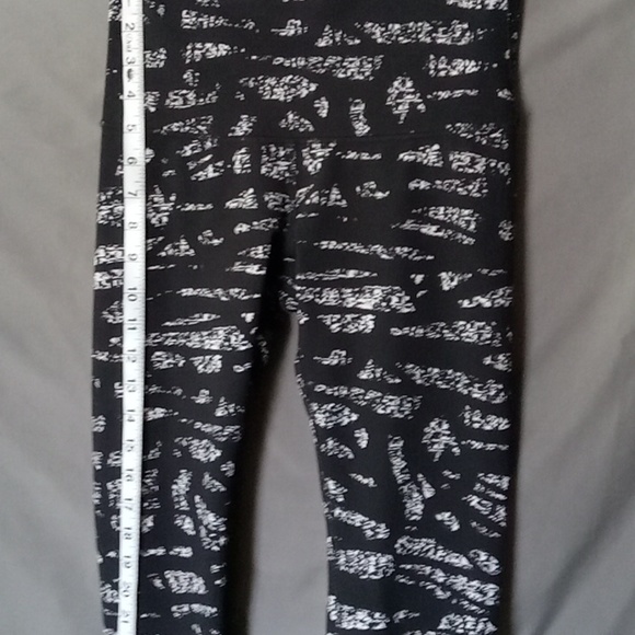 Lululemon Athletica High Rise Cropped Leggings - Picture 5 of 10